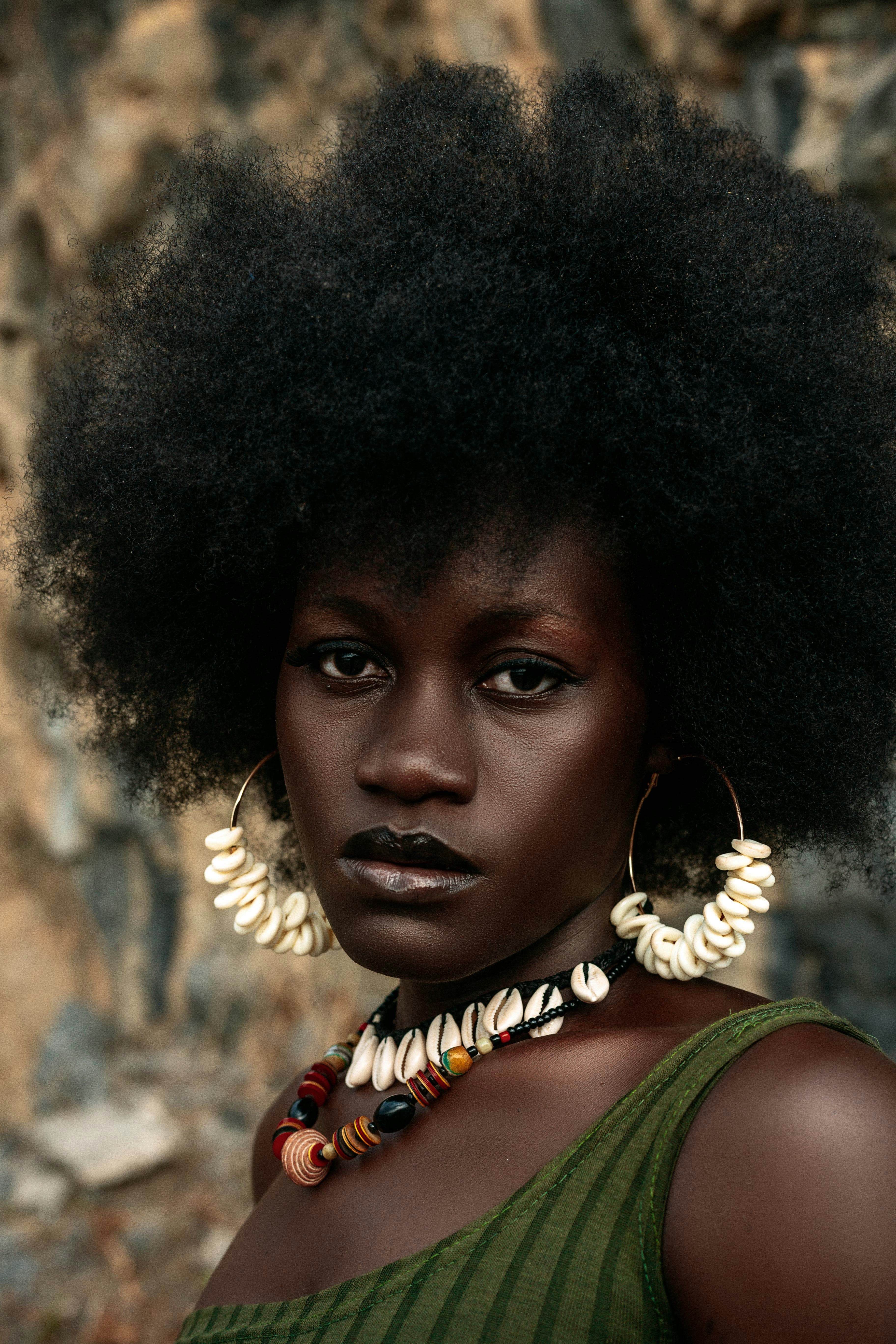 Portrait d'une femme portant des bijoux traditionnels en coquillages, hérités de sa famille.