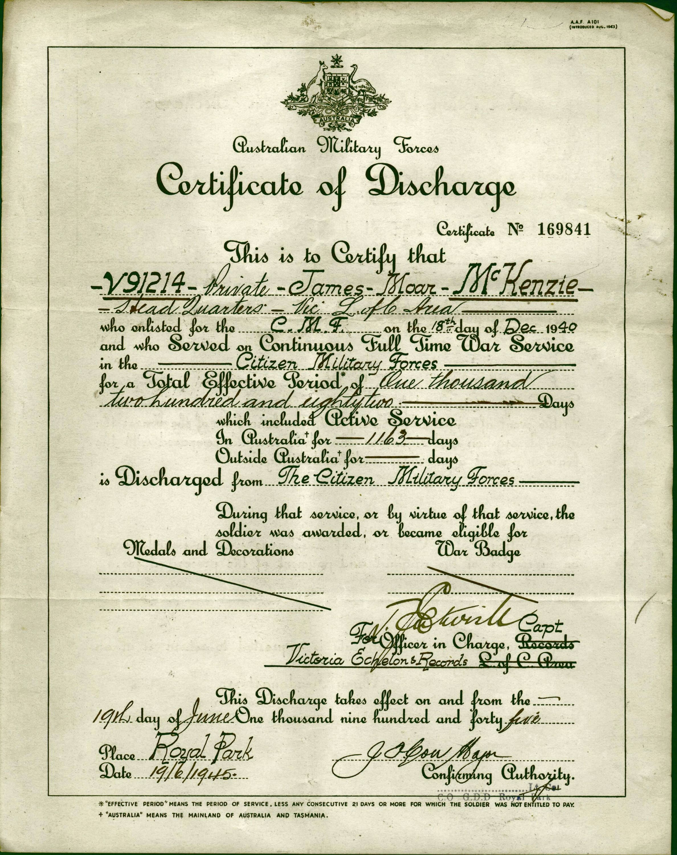 Photographie en gros plan d'un certificat officiel ancien, orné d'un sceau, daté de 1945.